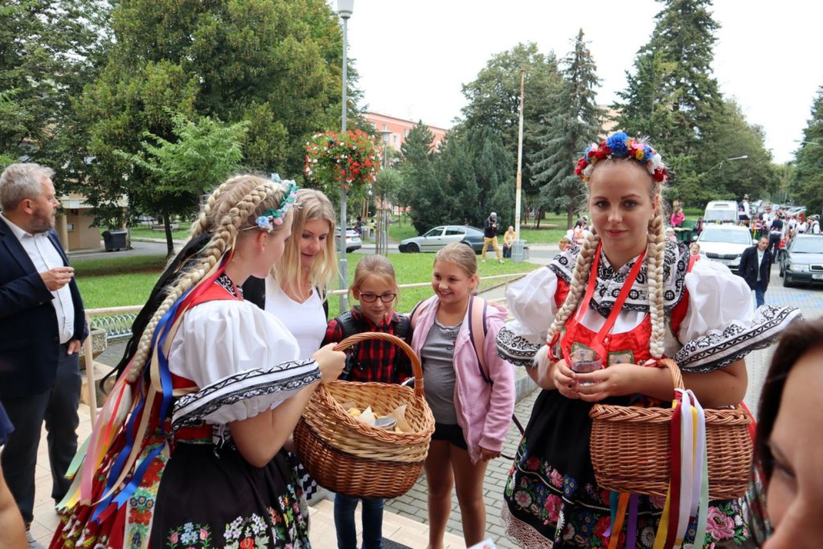 Hody - tradiční setkání u školy