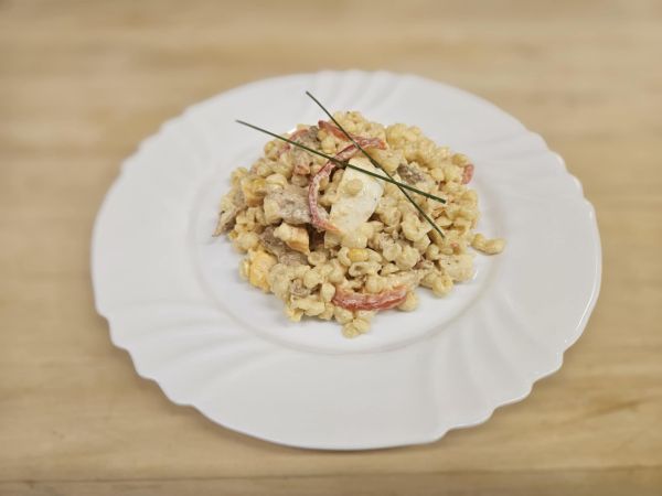 Těstovinový salát quatro formaggi s kuřecím masem. jogurtový dresing