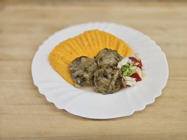 Zapečené kloboučky žampionů s jáhlami a nivou, bramb.mrkvová kaše