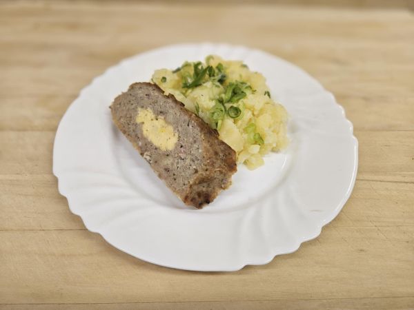 Štěpánská sekaná plněná vejcem, brambory s jarní cibulkou