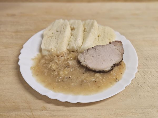 Vepřová pečeně, kysané zelí, houskový knedlík