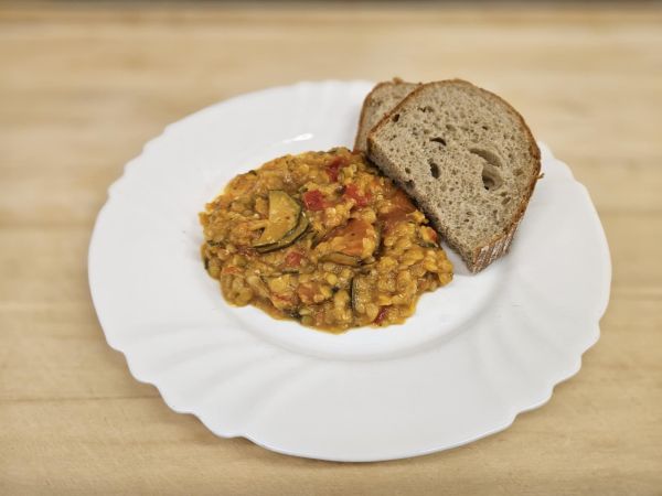 Čočkový kotlík (cuketa,červ.čočka,mrkev,paprika)