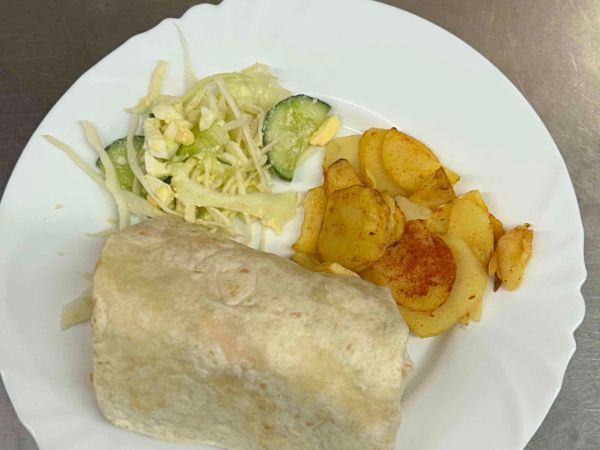 Tortilla s kuřecím masem,kukuřicí a cizrnovým dipem